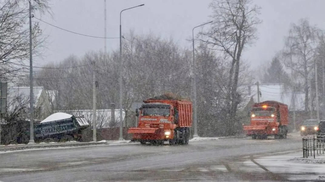 Дорожники Подмосковья приступили к ликвидации последствий снегопада