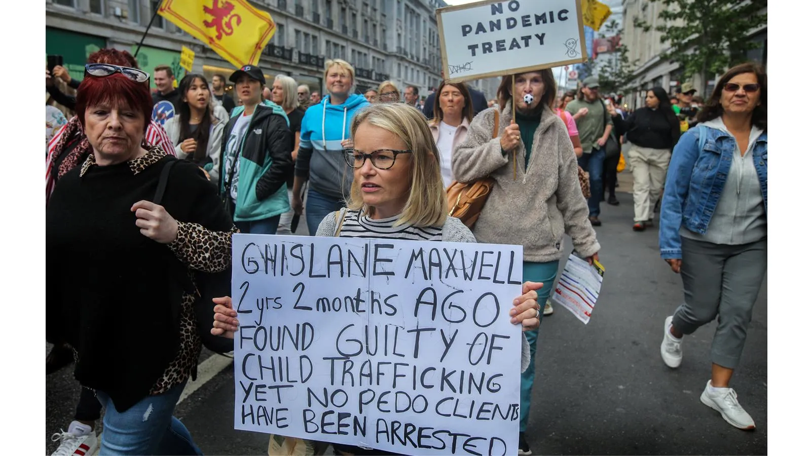 Протестующие требуют ареста клиентов Эпштейна, Лондон, 2023 год. Martin Pope