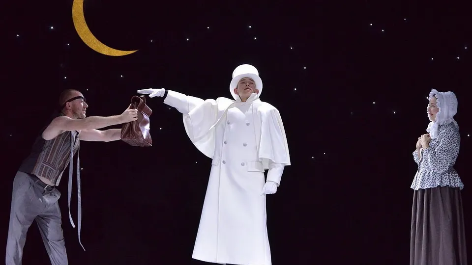 Сцена из спектакля «Шинель». Фото: Чувашский государственный ТЮЗ им. М.Сеспеля