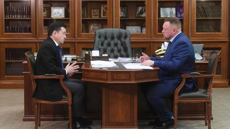 Вакцинация, ЖКХ, ремонт подъездов. Воробьев обсудил ключевые проблемы с главой Шатуры