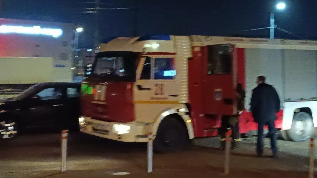 Машина застряла во дворе ЖК. Фото: Телеграм-канал «Видный город». https://t.me/vidno_mos/3423