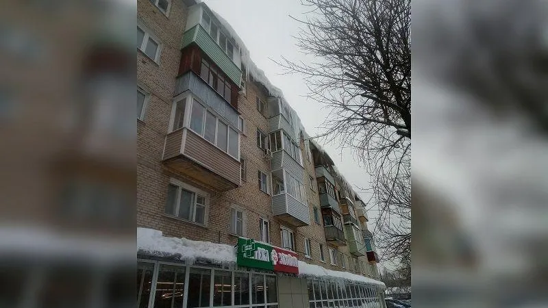 На наледь и сосульки прямо над аптекой пожаловались жители Ногинска