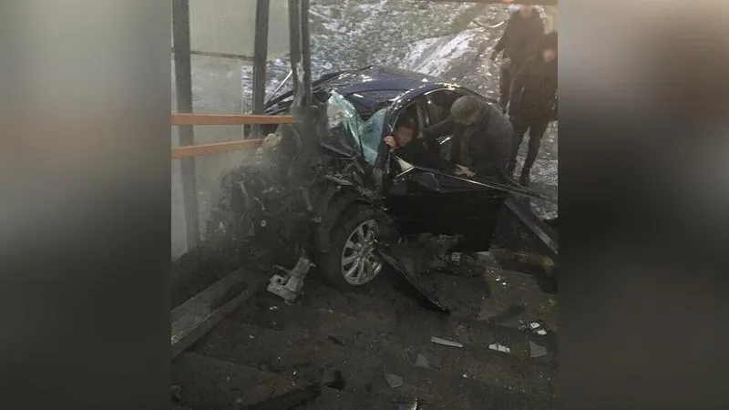 Lexus протаранил пешеходный переход под Одинцово