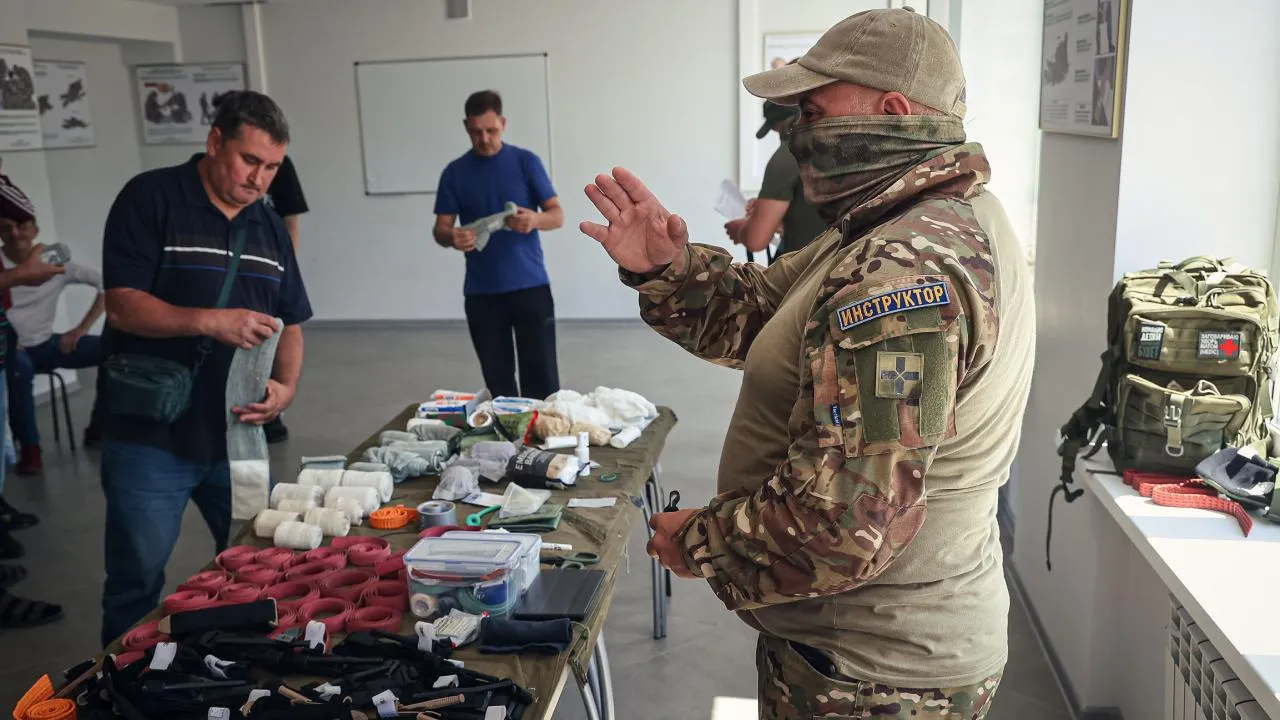 Опытные бойцы проводят в центре отбора контрактников в Балашихе занятия по военной подготовке