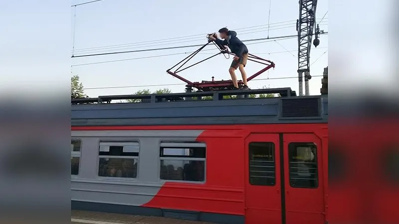 Группу зацеперов сняли с крыши электрички в Раменском