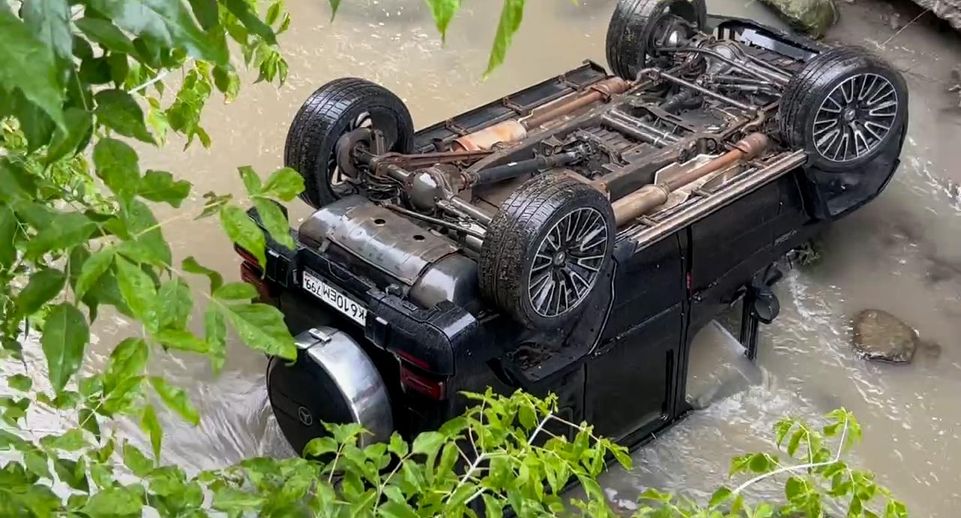 Появилось видео с упавшим в реку во Владивостоке Mercedes Benz Gelendwagen