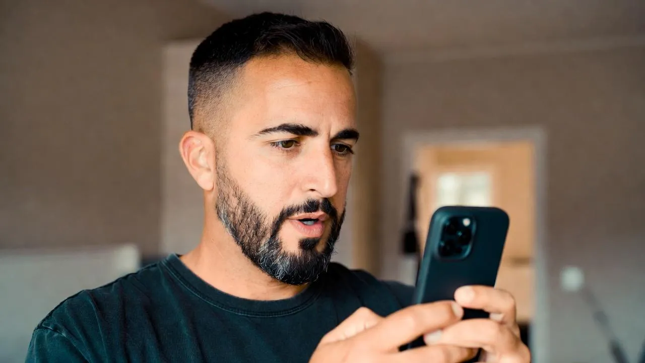 «Голосом родственника говорили мошенники»: в России запретили приложения для изменения голоса