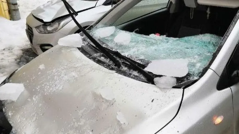 В Петербурге глыба, упавшая с крыши, разбила два автомобиля