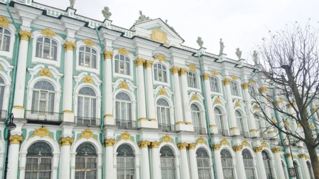 Посетителей Эрмитажа перестали пускать в Зимний дворец из-за анонимных угроз