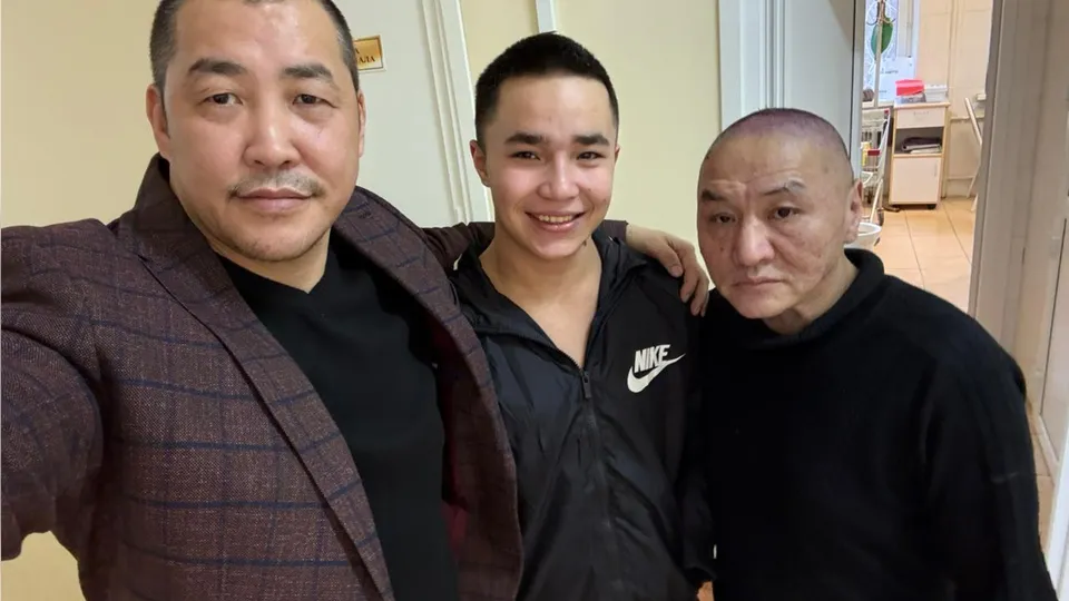 Амаду Мамадаков (слева) с земляками Арчином Еремеевым и Алексеем Ялбаковым. Фото: личный архив Амаду Мамадакова