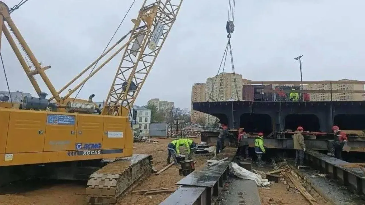 На мосту через реку Клязьму в Мытищах начали надвижку пролетного строения