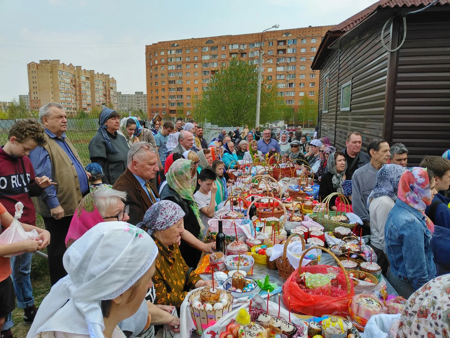 Фото: Елена Григорьева / Великая Суббота. Освящение снеди в храме Новомучеников и Исповедников Домодедовских