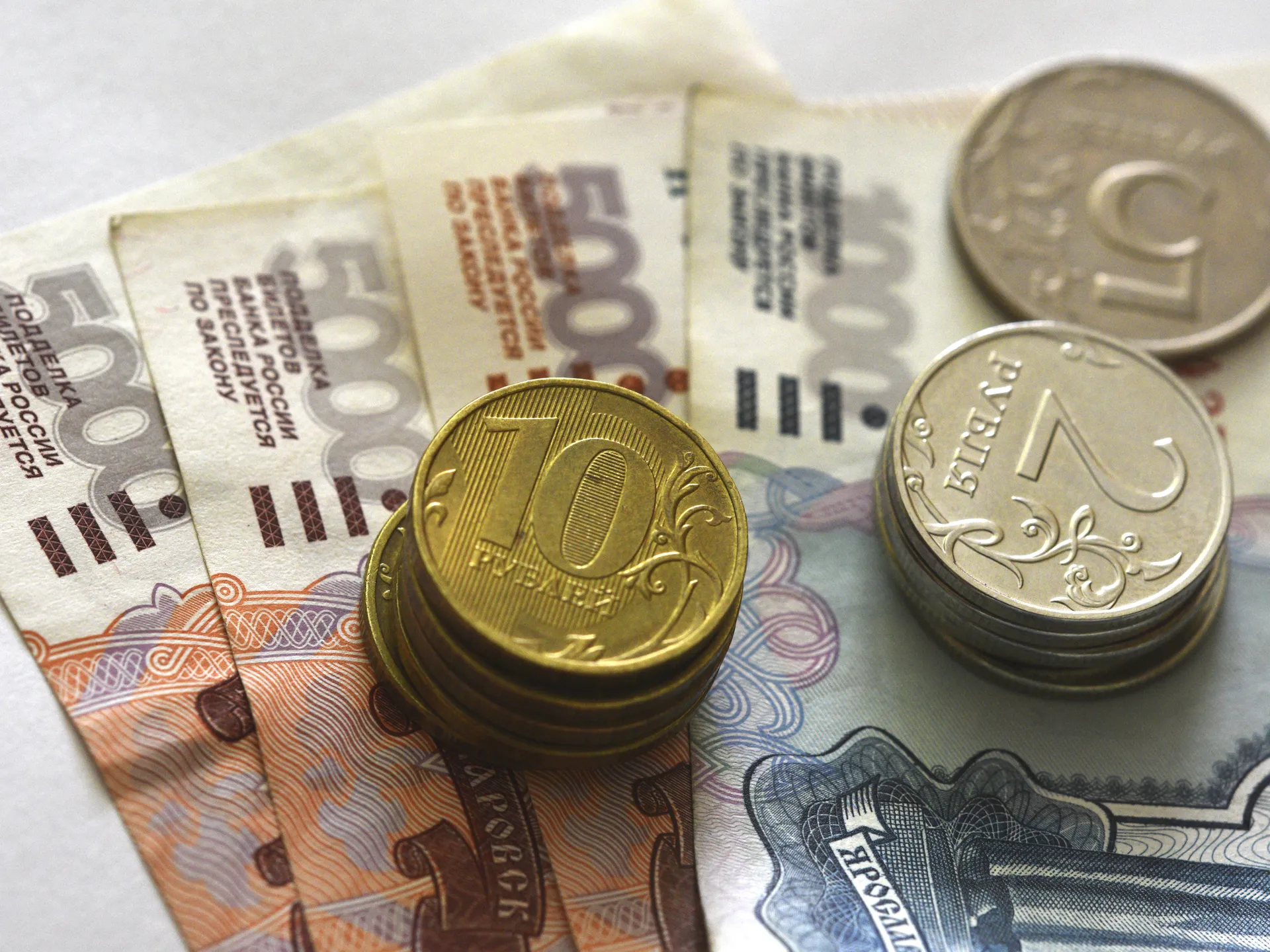 Регулятор смягчил хватку: чего ждать от рубля в 2026 году и как это повлияет на жизнь россиян