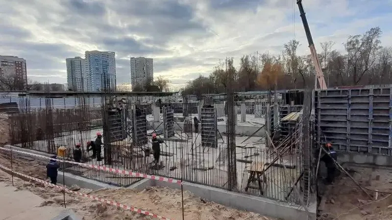 Строители начали возводить первый этаж детского сада в Красногорске