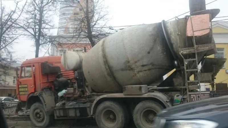 Бетономешалка въехала в фонарь в центре Подольска