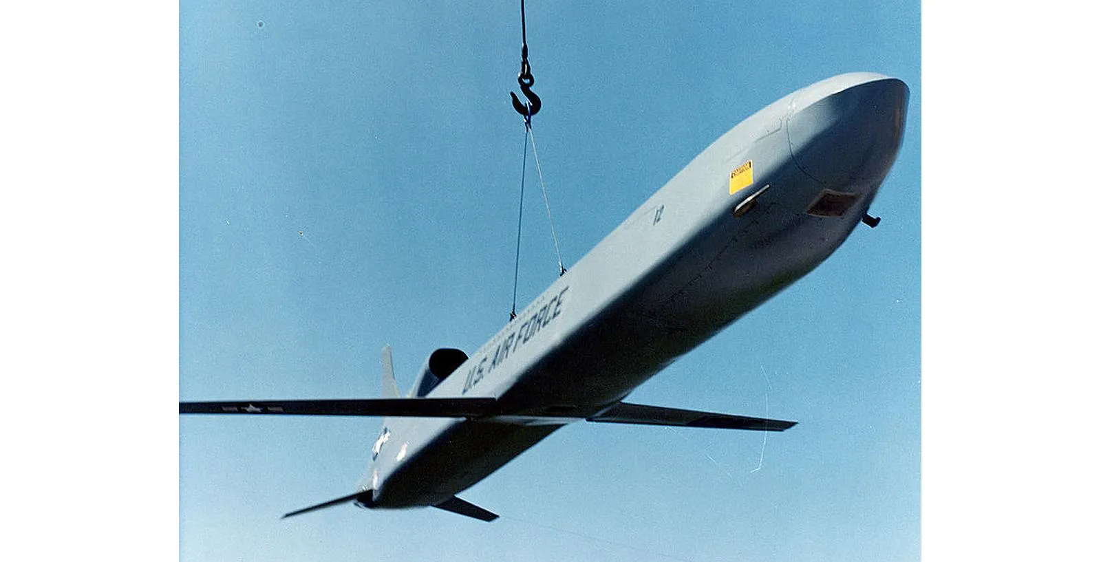 Ракету AGM-86B грузят на бомбардировщик B-52