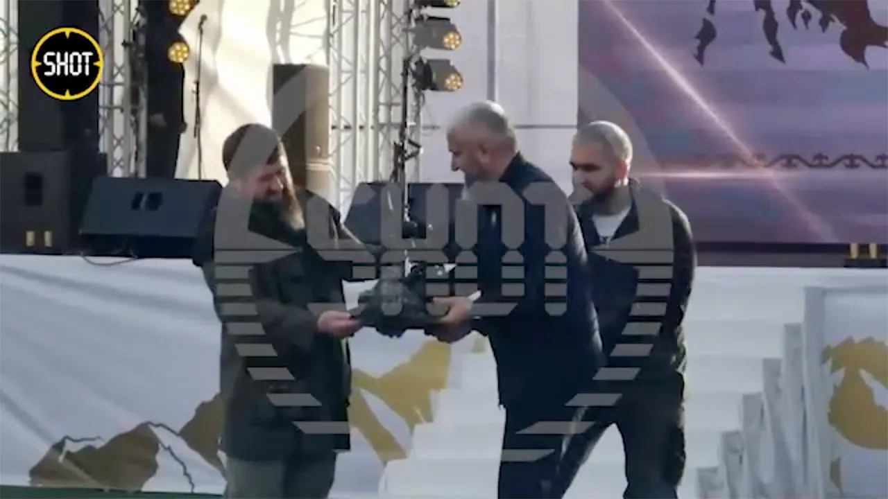 «Скоро можно будет сделать скульптуру из танка Leopard»: Кадырову подарили пулемет, сделанный из обломков снарядов ВСУ