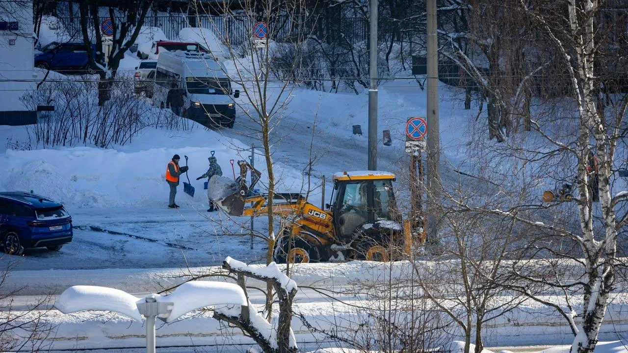 Ночные смены коммунальщиков вышли на уборку дорог от снега в Подмосковье