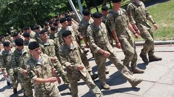 Украинские морпехи назло Порошенко вышли на плац в своих черных беретах