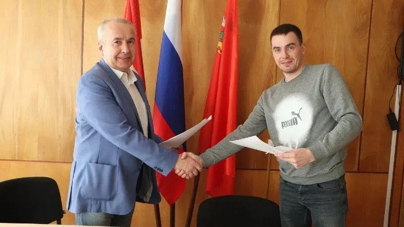 Первые жилищные сертификаты на переселение из аварийных домов вручили в Волоколамске