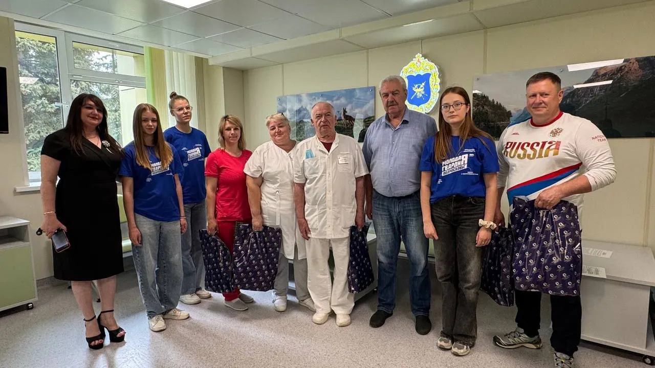 Председатель Совета депутатов Александр Мостковой (3-й справа), замглавы города Андрей Петяев (крайний справа), и.о. начальника управления образования и развития соцсферы Людмила Дмитриева (крайняя слева). Фото: t.me/pirogov_kz