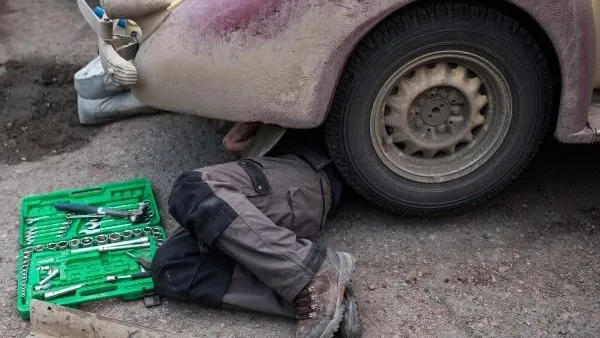 В Башкирии автослесарь едва не ослеп во время работы