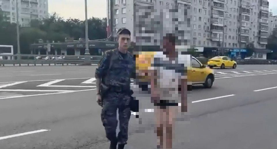 В Москве росгвардейцы вывели с дороги босого мужчину и передали медикам