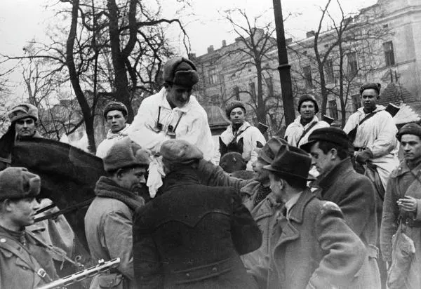 Великая Отечественная война. Советские разведчики-кавалеристы беседуют с жителями освобожденного Кракова