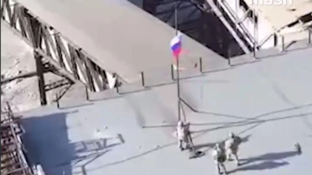 Российские военные водрузили триколор на крыше коксохима в Авдеевке