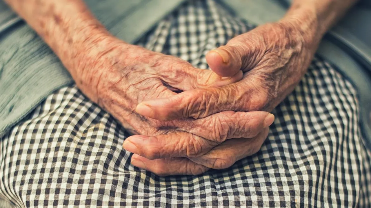 Спасатели освободили из запертой квартиры в Подмосковье 90-летнюю пенсионерку с деменцией