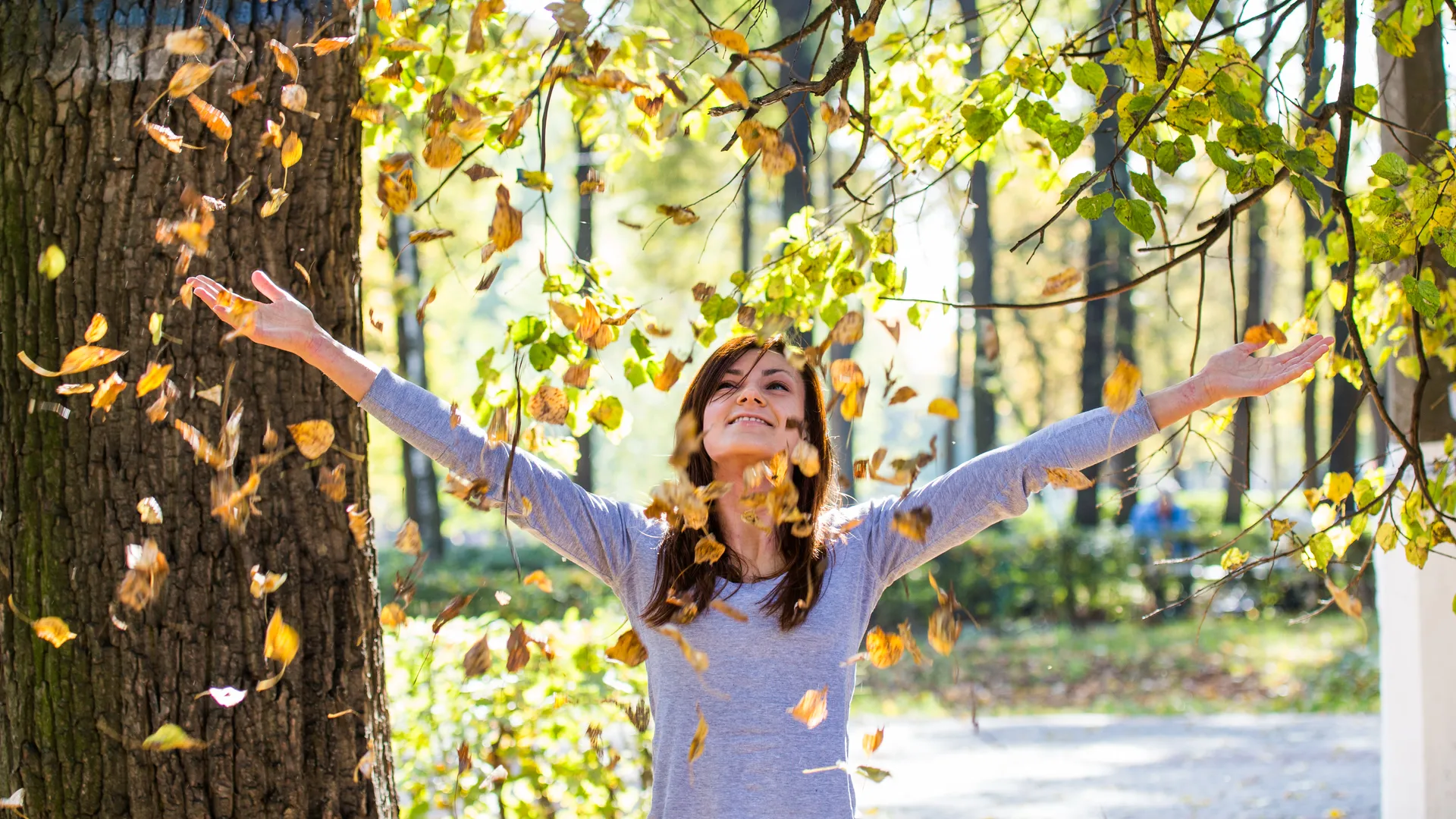 Последний романтик Балашихи: одно слово из листьев стало вирусным признанием в соцсетях