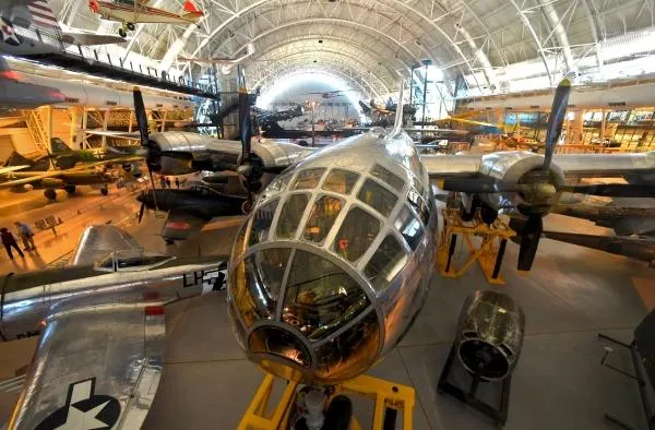Боинг Б-29 «Суперфортресс» — Enola Gay, сбросивший 6 августа 1945 года атомную бомбу «Малыш» (Little Boy) на японский город Хиросима в «авиационном ангаре Боинга» в национальном музее воздухоплавания и астронавтики в Вашингтоне