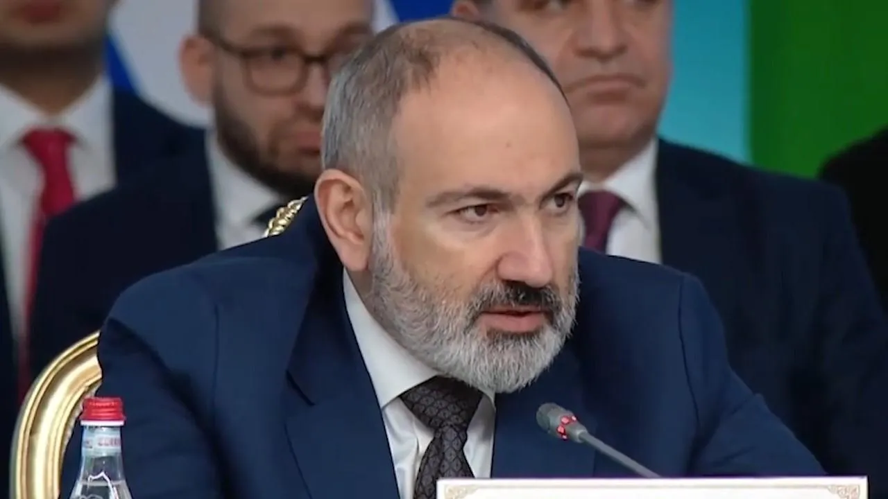 Пашинян отправился во Францию на встречу с Макроном