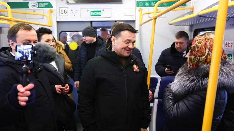 Губернатор Подмосковья пообщался с пассажирами электрички, следующей до Апрелевки
