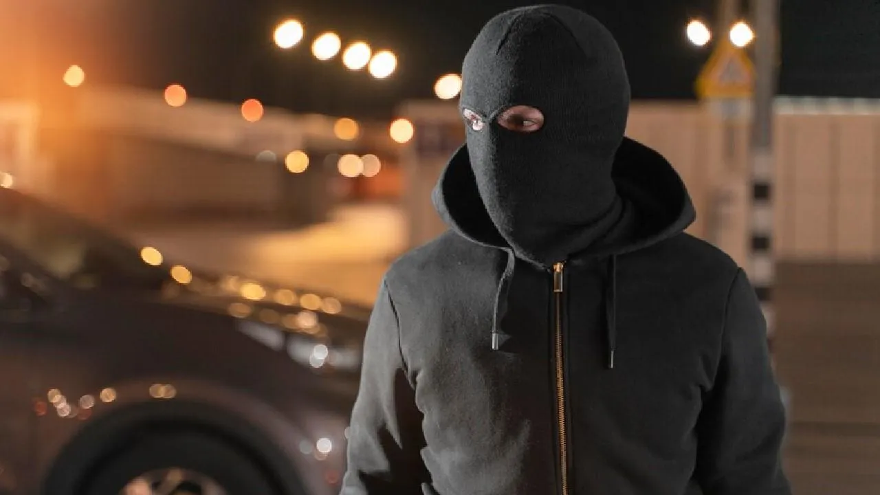 В Екатеринбурге грабитель в маске вынес из банка около 7 млн руб.