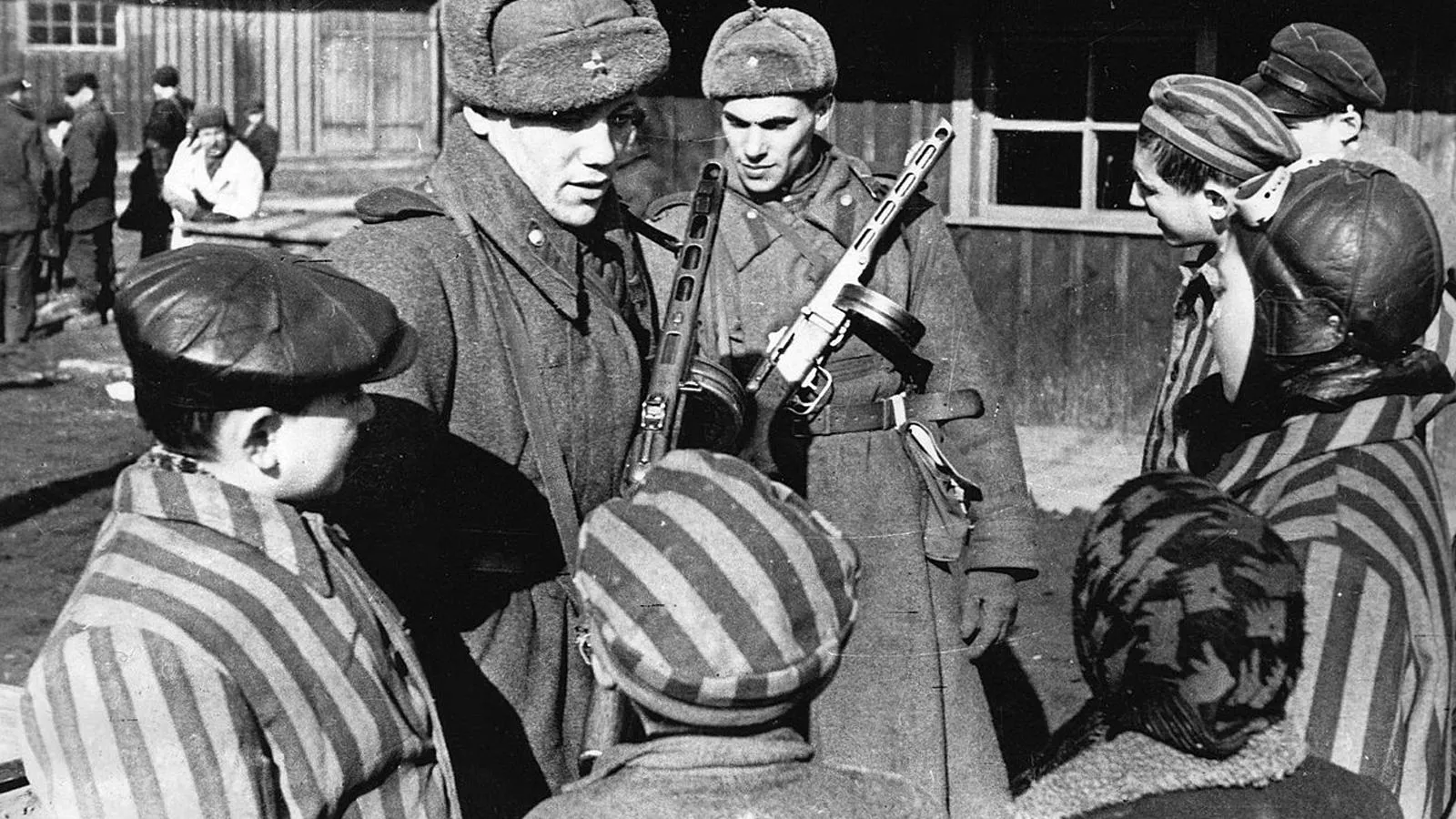 Советские солдаты с освобожденными из концлагеря детьми, зима 1945 года
