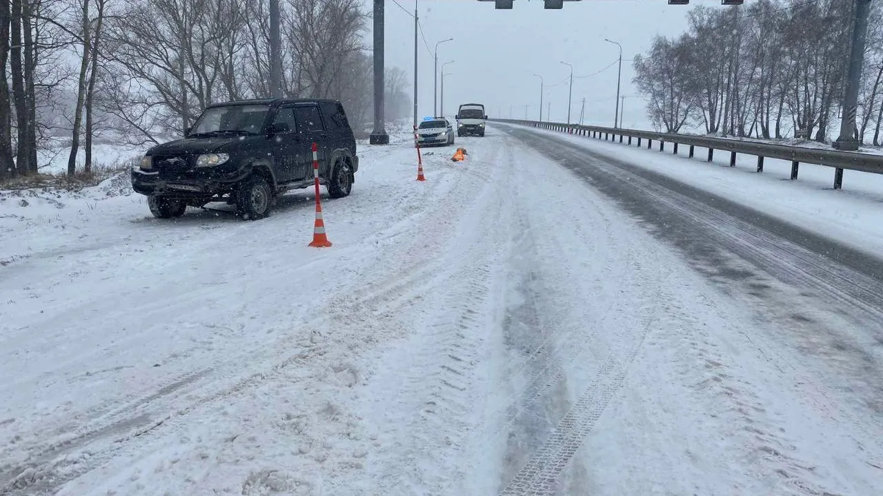 Внедорожник с двумя детьми въехал в ограждение на трассе под Тюменью