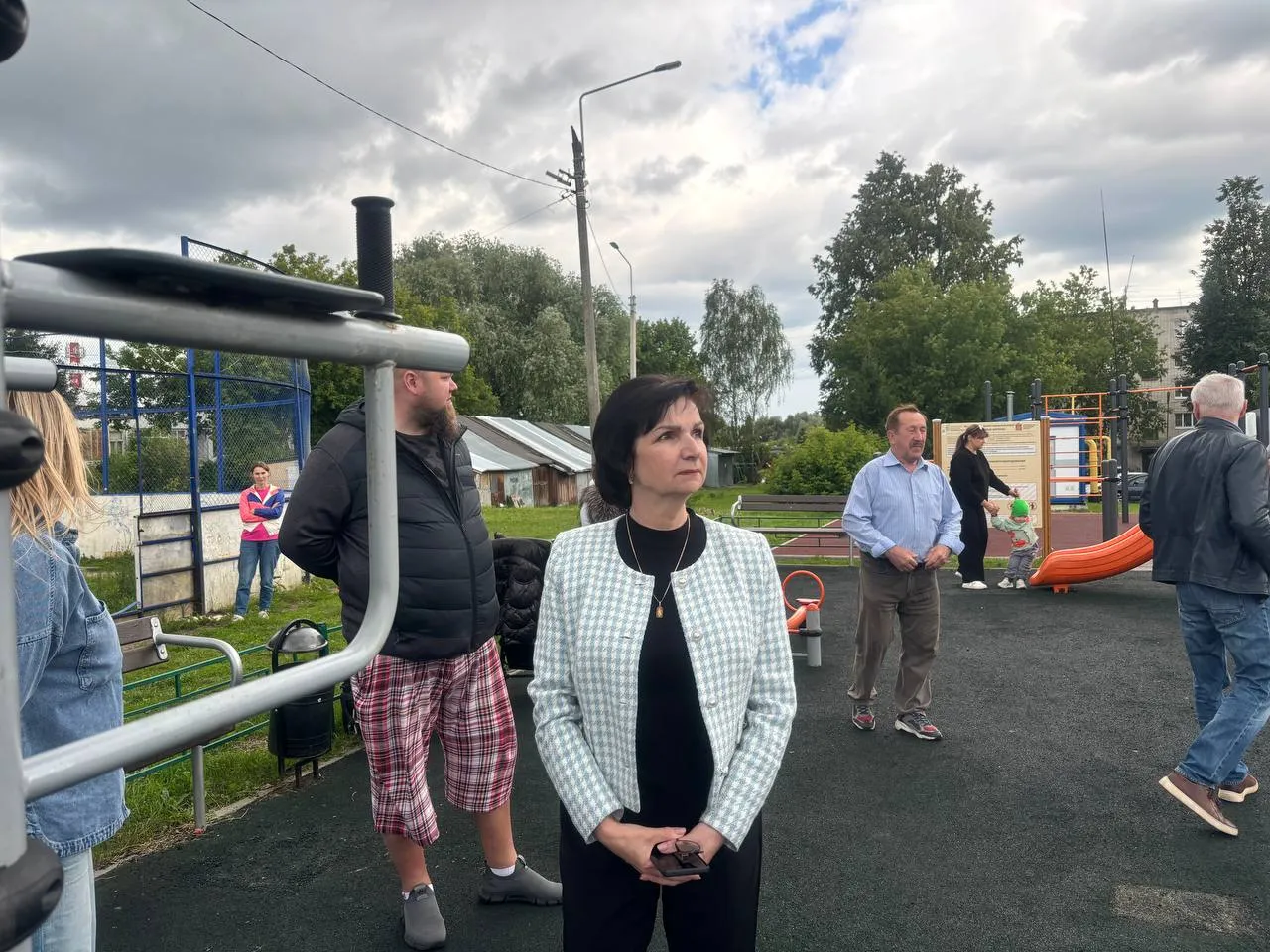 Светлана Аргунова осматривает детскую площадку.&nbsp;Фото: пресс-служба администрации Павлово-Посадского городского округа