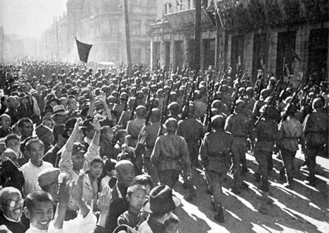 Войска Красной армии вступают в освобожденный Харбин, 21 августа 1945 года