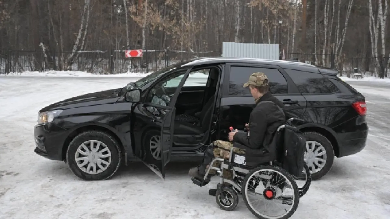 Школьники Хабаровска учатся общаться с инвалидами и оказывать им помощь