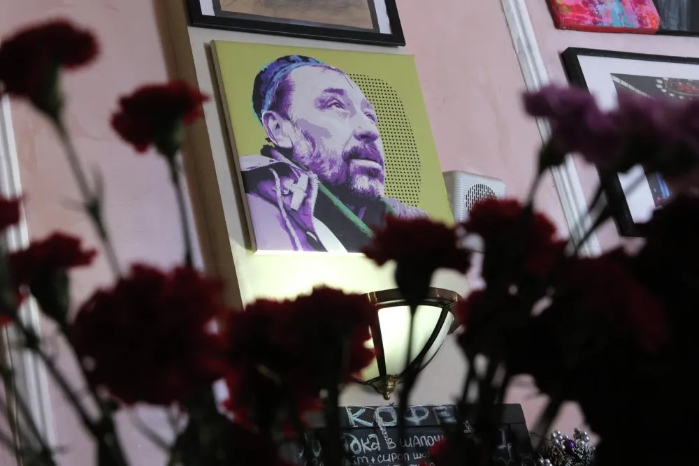 Фотография драматурга Николая Коляды и цветы в фойе «Коляды-театра» в Екатеринбурге