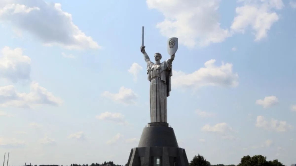 В Киеве демонтировали советский герб с монумента Родина-Мать