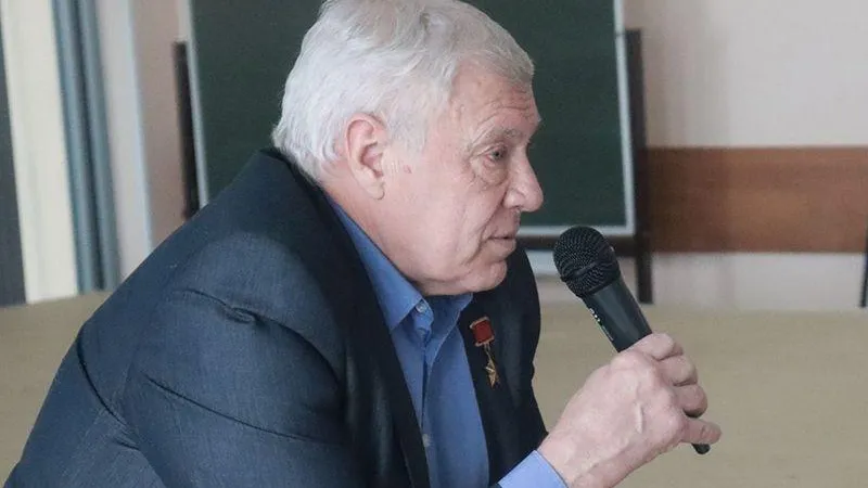 Школьники Фрязино встретились с летчиком-космонавтом Александром Баландиным