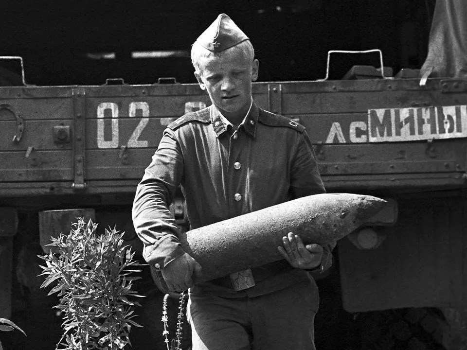 Вбивала в землю, чтобы лучше стоял: жительница ДНР смогла «приручить» старинный снаряд