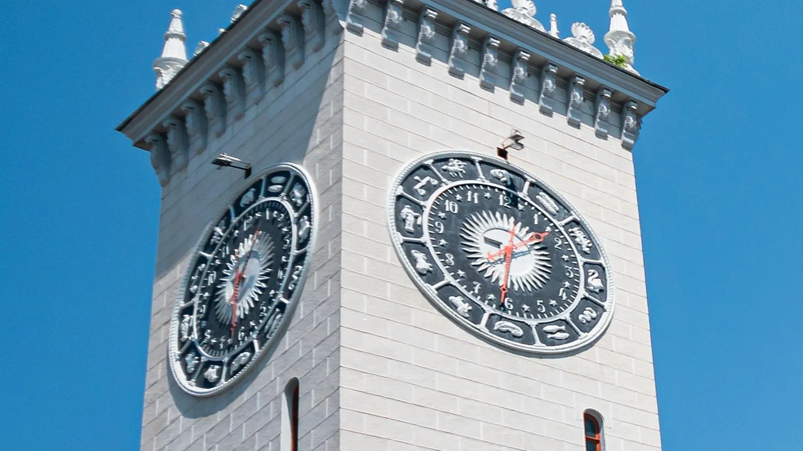 Часы на башне железнодорожного вокзала Сочи. Edgar Breshchanov