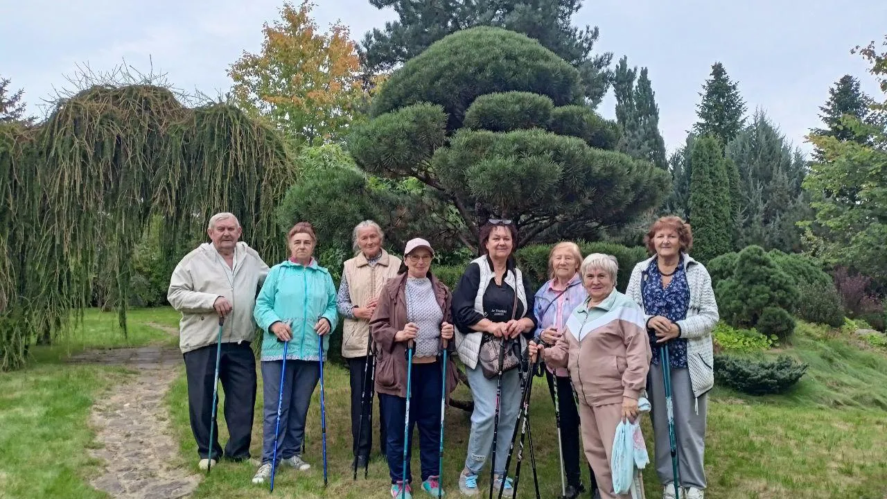Фото: долголеты на экскурсии в питомнике растений / Рузский клуб «Активное долголетие»