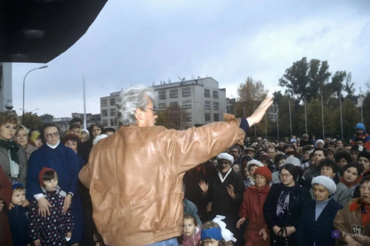 Люди у подъезда дома Аллана Чумака, Москва, 1991 год. Александр Макаров