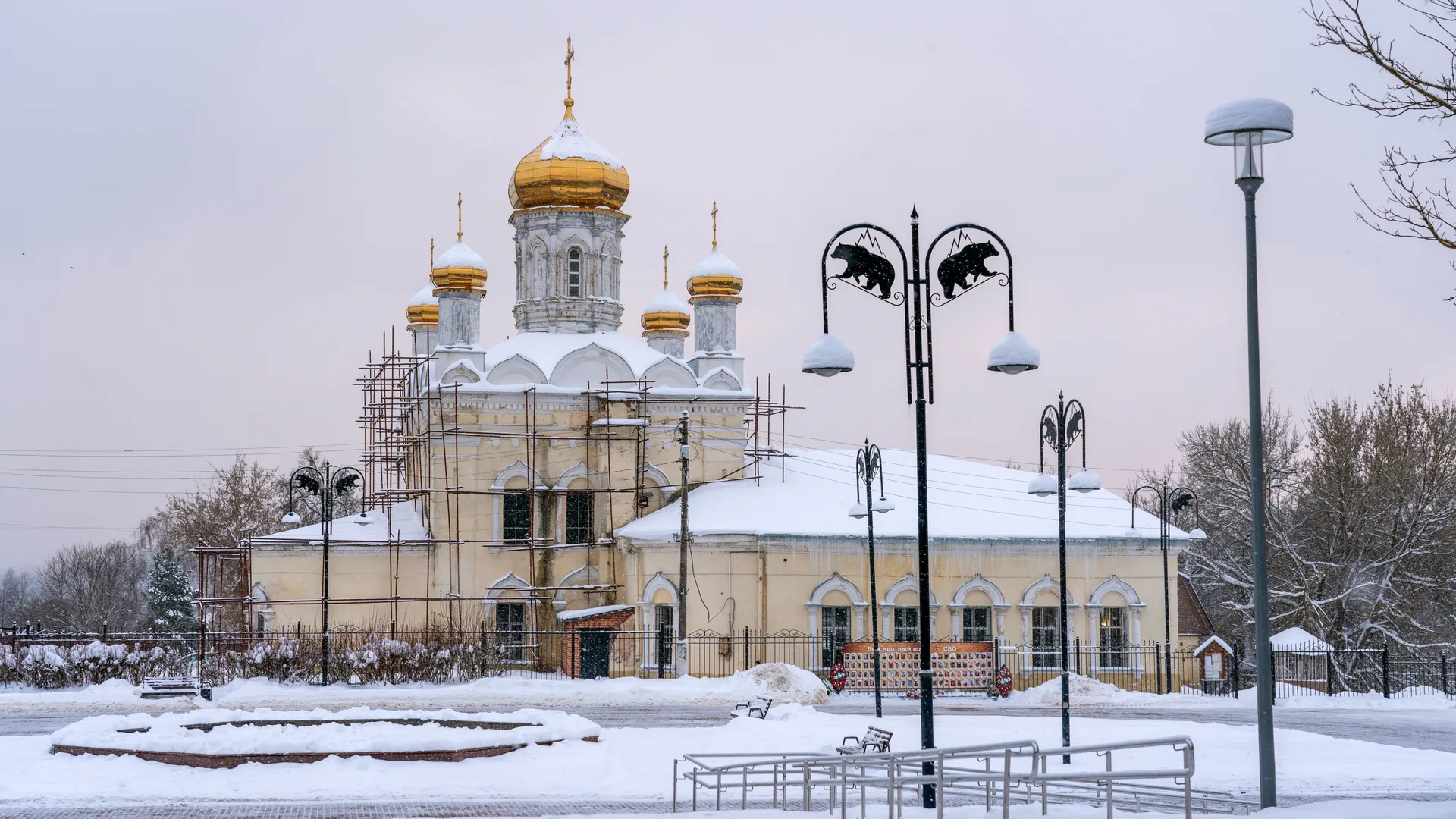 Воскресенский собор в Рузе зимой