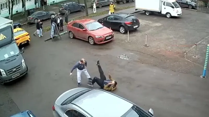 Пьяный таксист учинил драку с жителями, которые остановили его в Балашихе