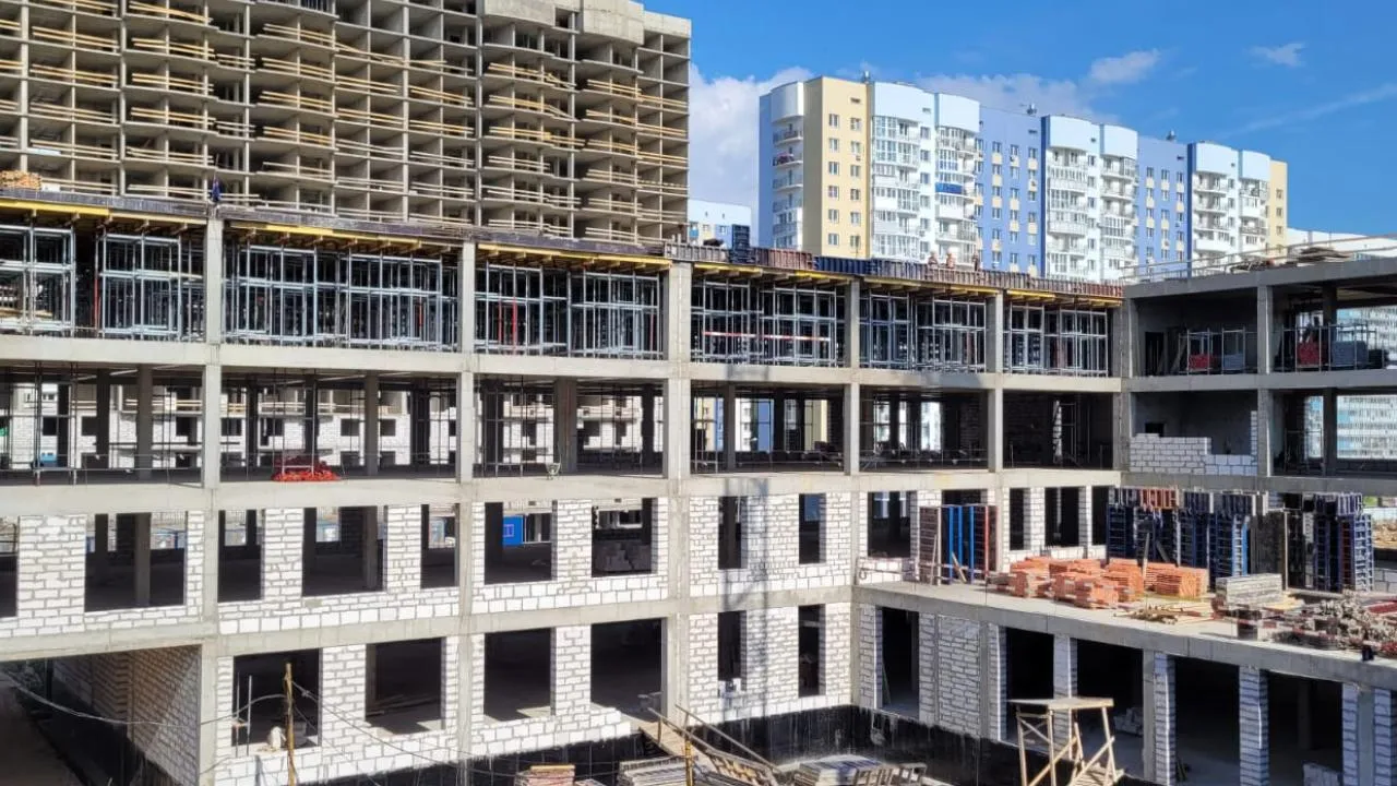 Возведение одной из самых больших школ в Подмосковье продолжается в Лобне